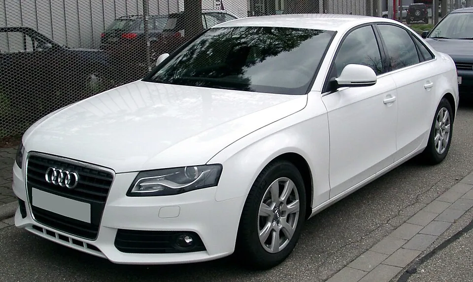 Audi A4 B8, вид спереди