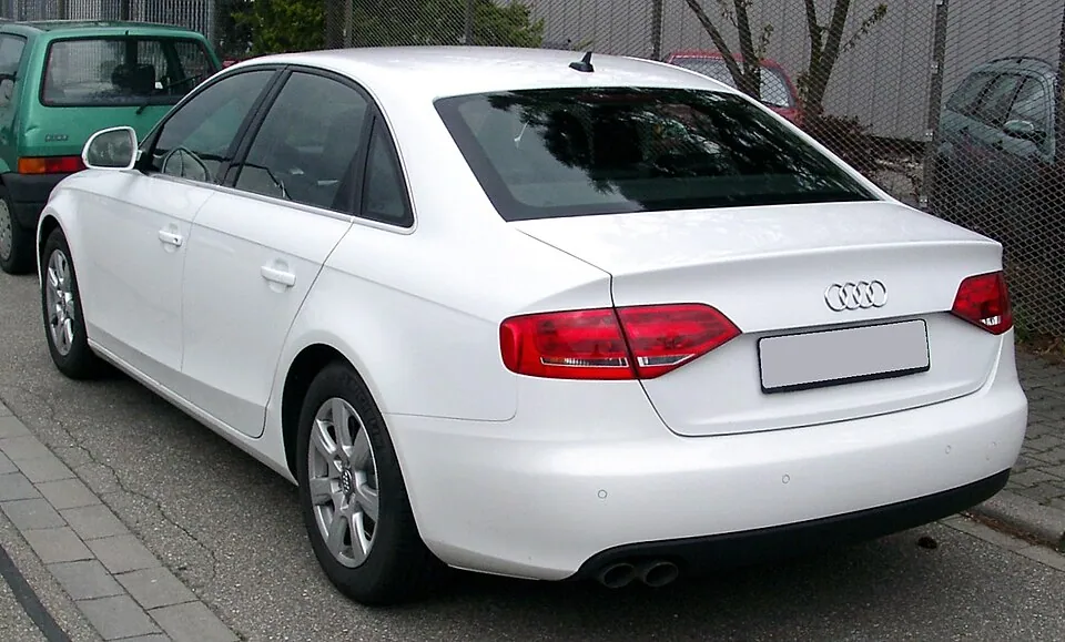 Тот же Audi A4 B8, вид сзади