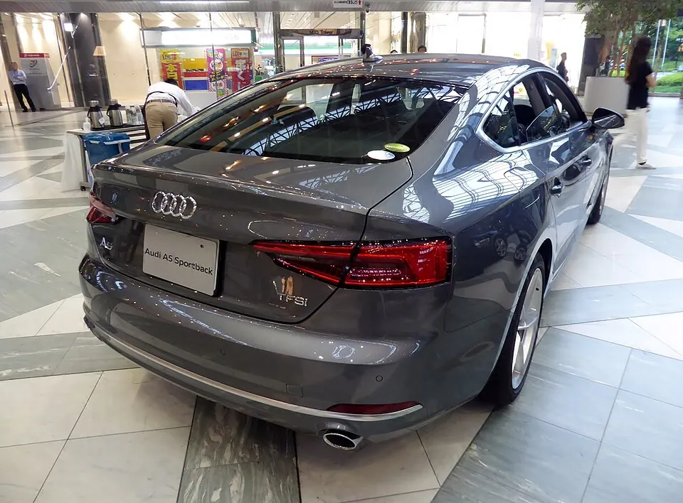 Același Audi A5 Sportback F5, vedere din spate