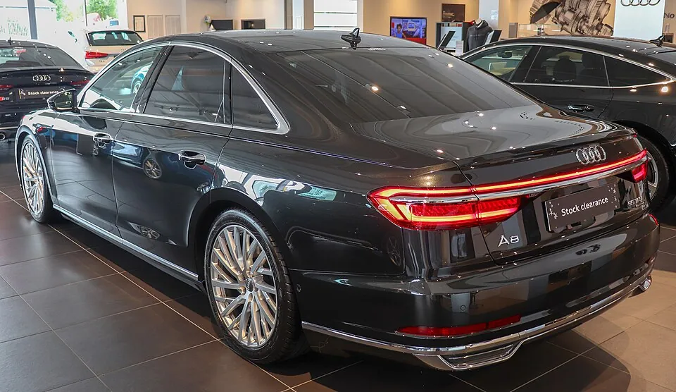 Тот же Audi A8 D5, вид сзади