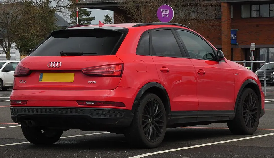 Același Audi Q3 8U, vedere din spate
