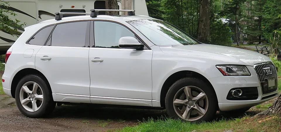 Белый Audi Q5 8R, вид спереди