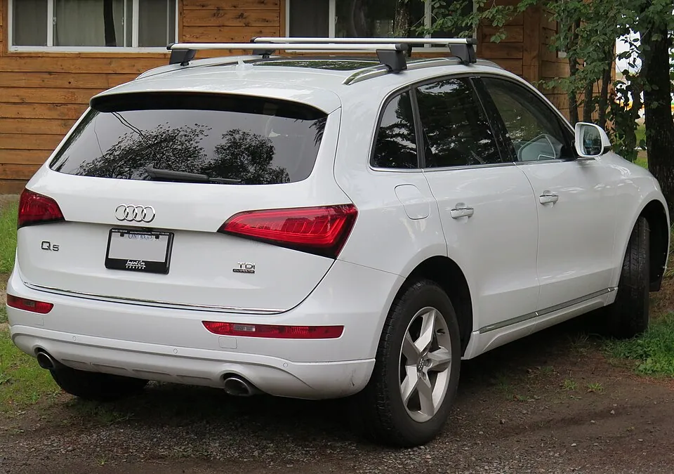 Același Audi Q5 8R alb, vedere din spate