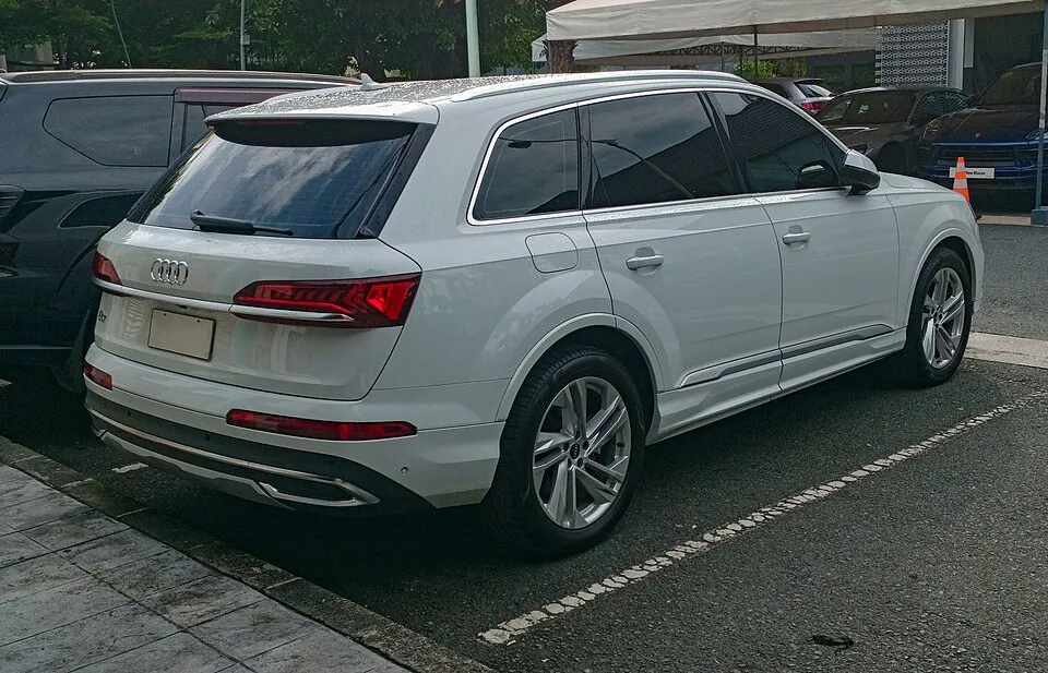 Тот же Audi Q7 4M, вид сзади
