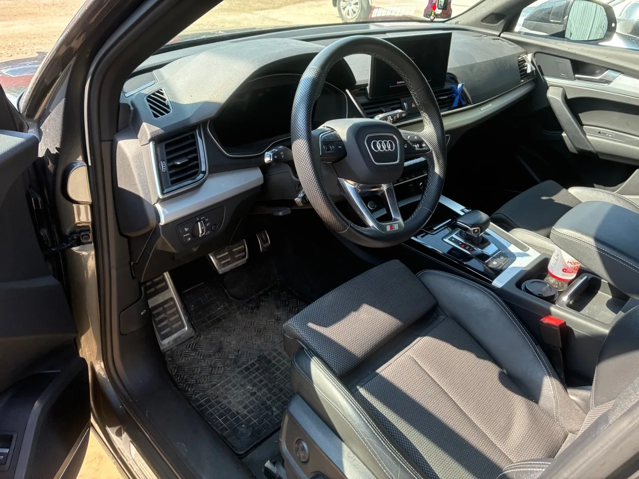 Салон Audi Q5 во время обслуживания в BRAVO MOTORS