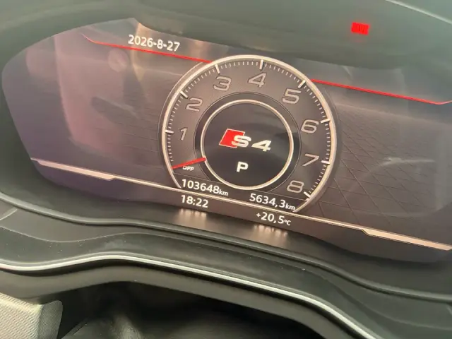 Фото из отзыва: приборная панель Audi с логотипом S4