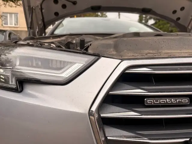 Фото из отзыва: решётка радиатора Audi с надписью quattro
