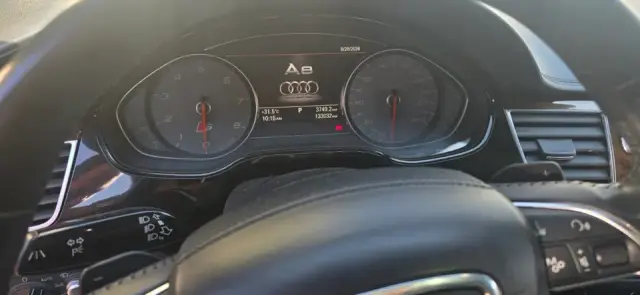 Фото из отзыва: приборная панель Audi A8