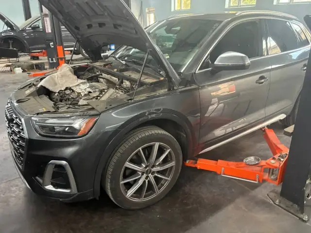 Фото из отзыва: Audi SQ5 на подъёмнике в сервисе